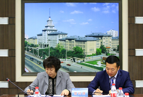国双联席总裁李峰与哈工大签署捐赠协议